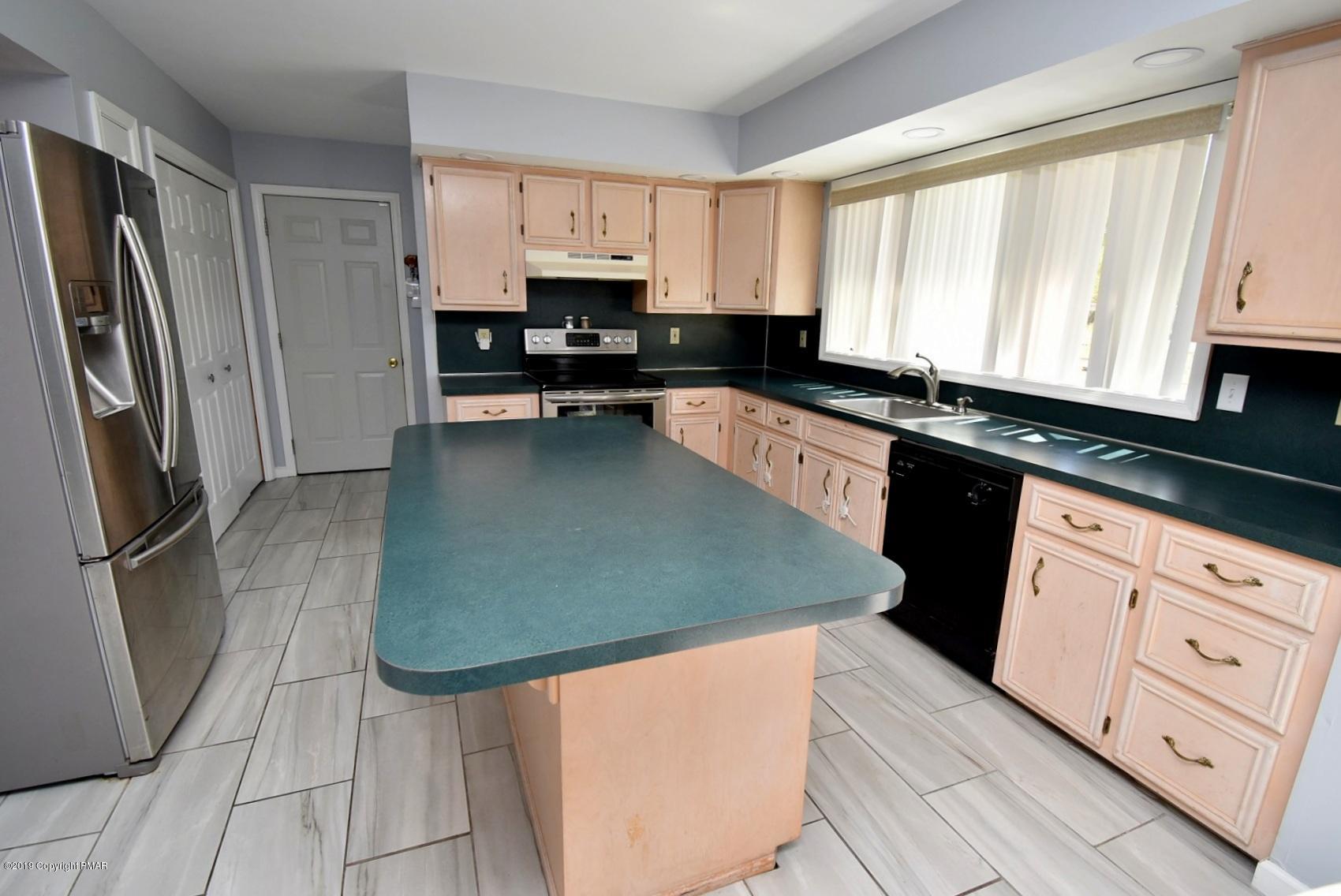 2390 Mountain Road Stroudsburg, PA 18360 - Photo 24 of 78 6 Eat-in Kitchen (2)