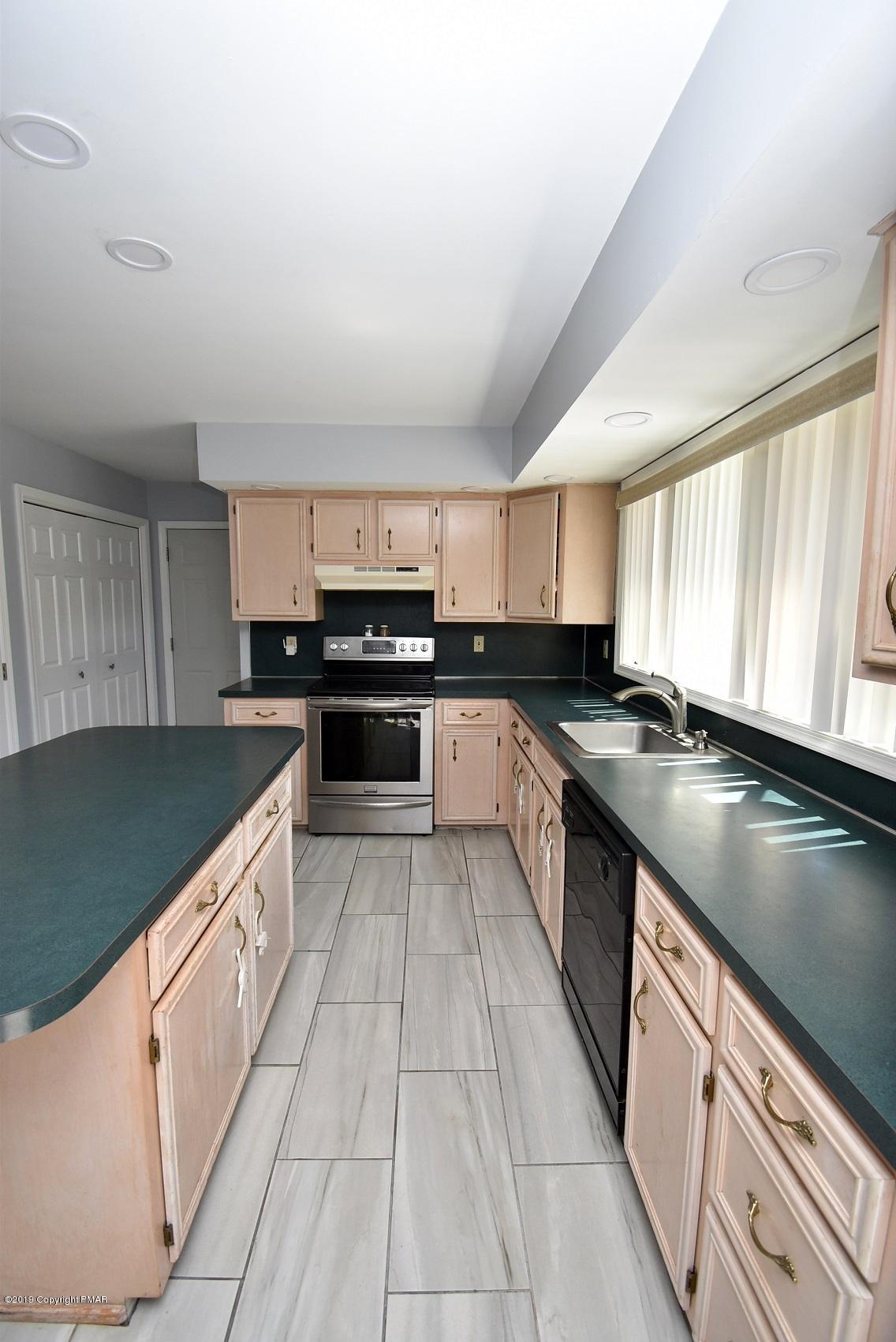 2390 Mountain Road Stroudsburg, PA 18360 - Photo 25 of 78 6 Eat-in Kitchen (3)