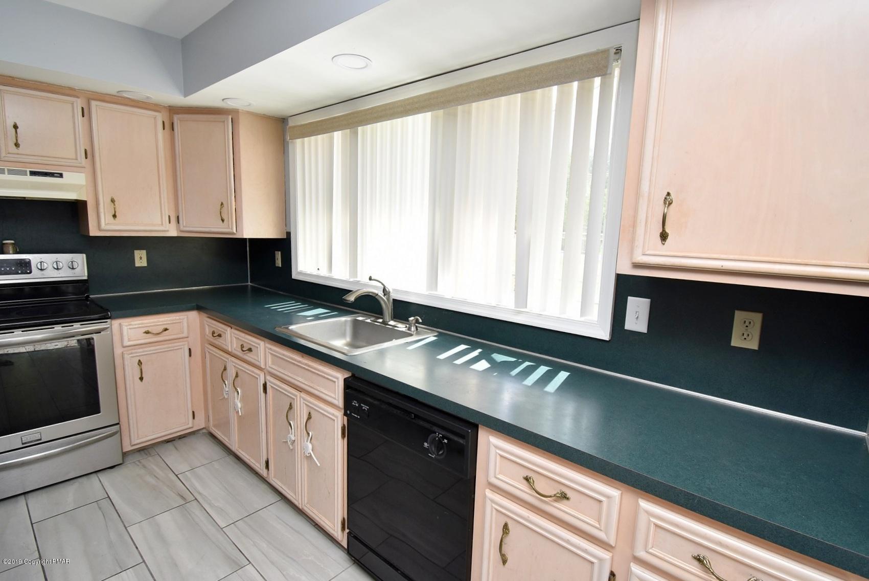 2390 Mountain Road Stroudsburg, PA 18360 - Photo 26 of 78 6 Eat-in Kitchen (4)