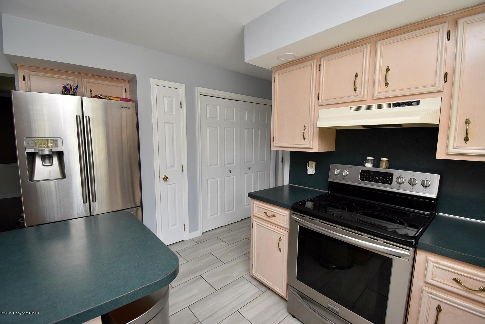 2390 Mountain Road Stroudsburg, PA 18360 - Photo 27 of 78 6 Eat-in Kitchen (5)