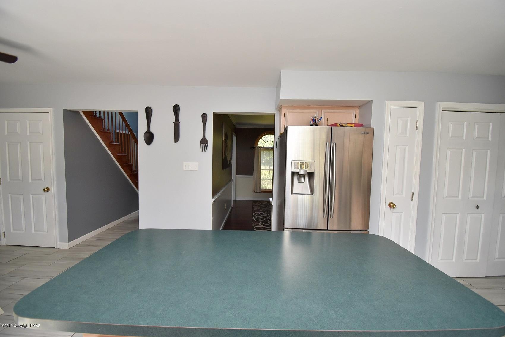 2390 Mountain Road Stroudsburg, PA 18360 - Photo 28 of 78 6 Eat-in Kitchen (10)