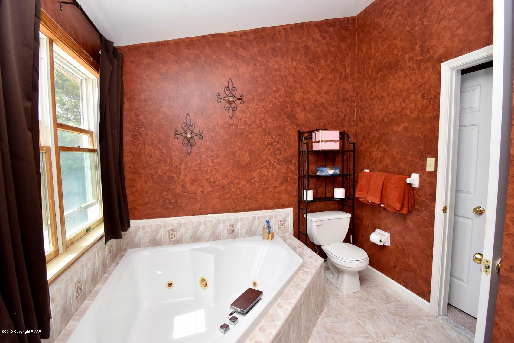 2390 Mountain Road Stroudsburg, PA 18360 - Photo 39 of 78 10 Master Bathroom (7)