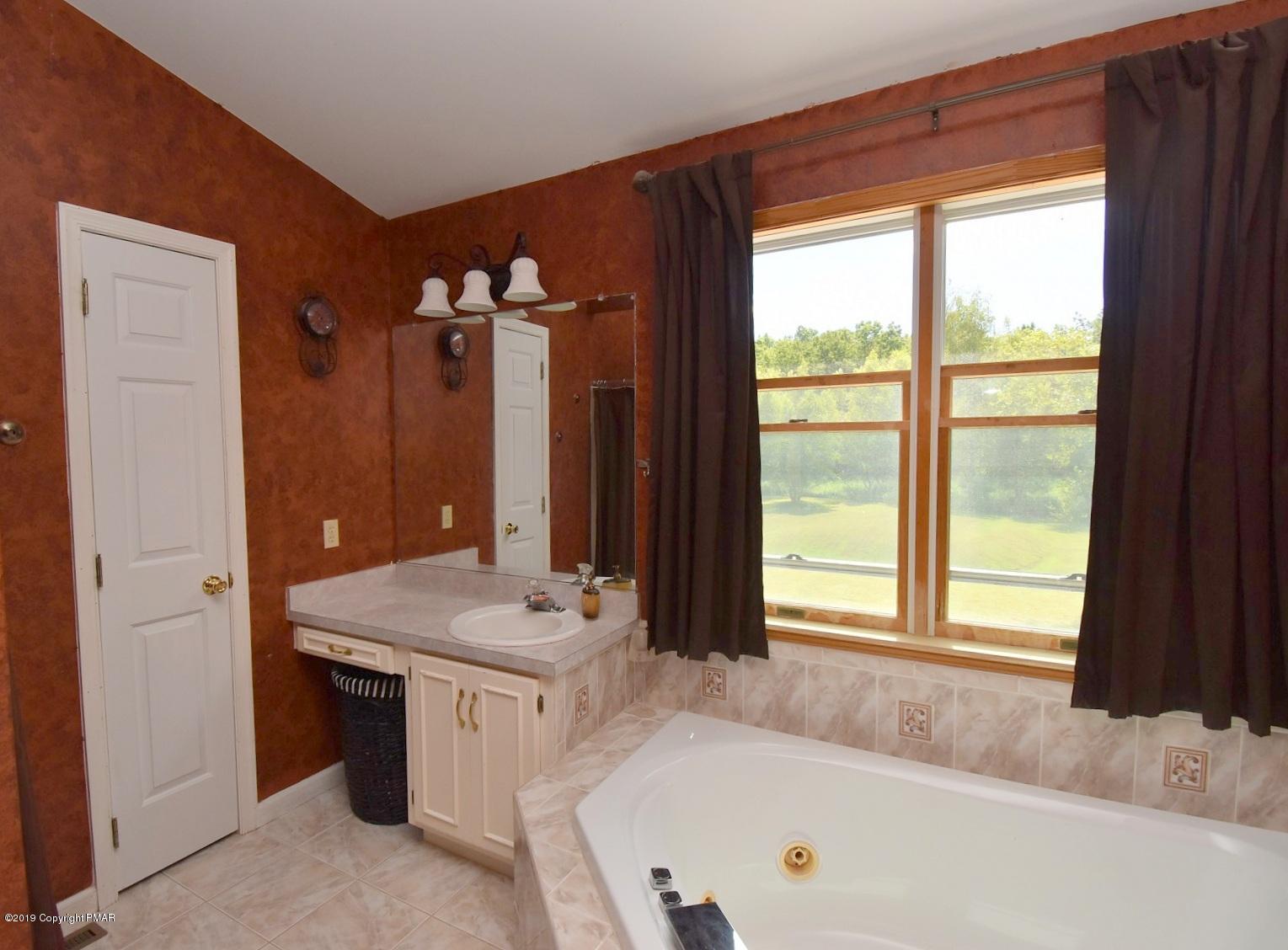 2390 Mountain Road Stroudsburg, PA 18360 - Photo 42 of 78 10 Master Bathroom (2)