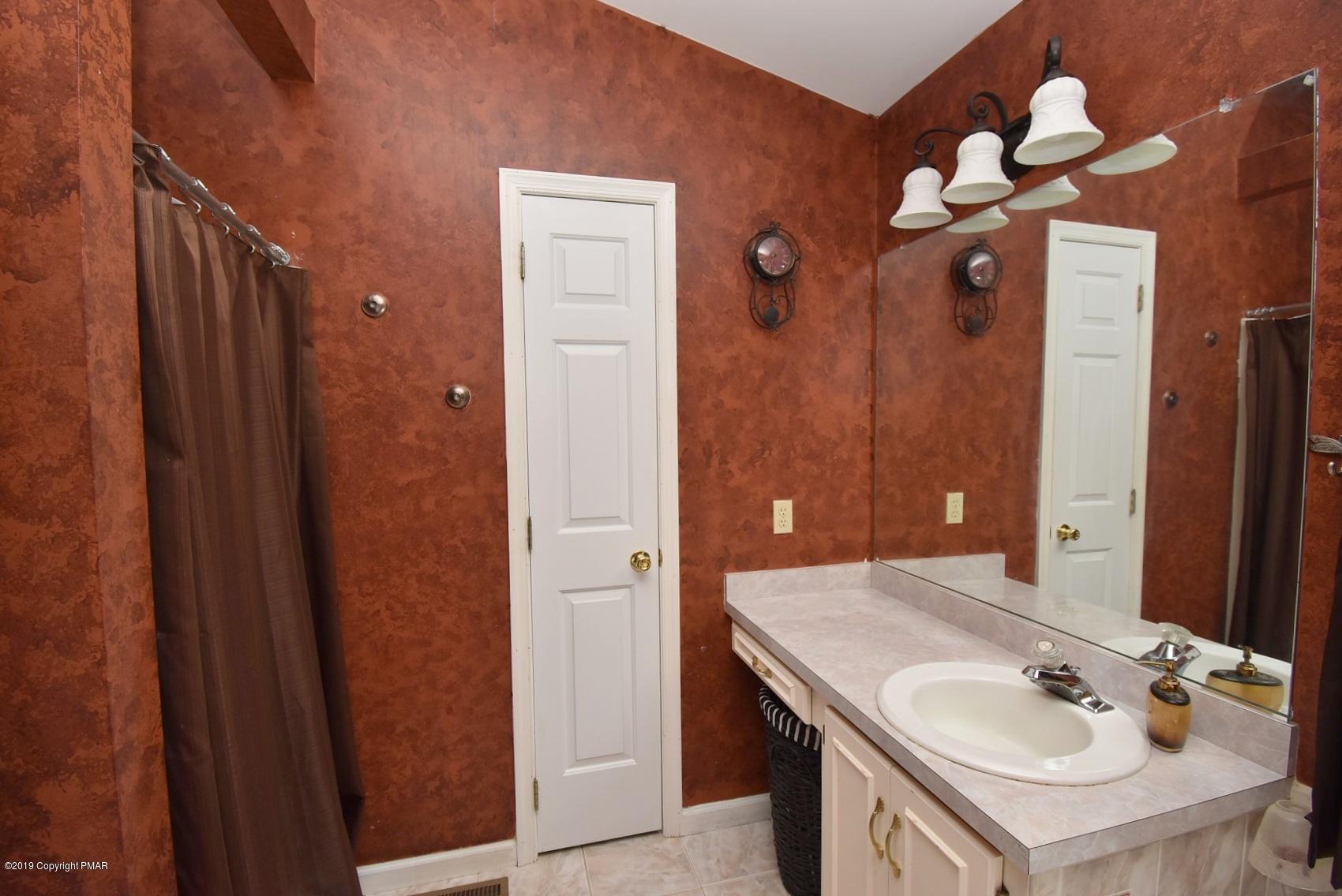 2390 Mountain Road Stroudsburg, PA 18360 - Photo 43 of 78 10 Master Bathroom (4)