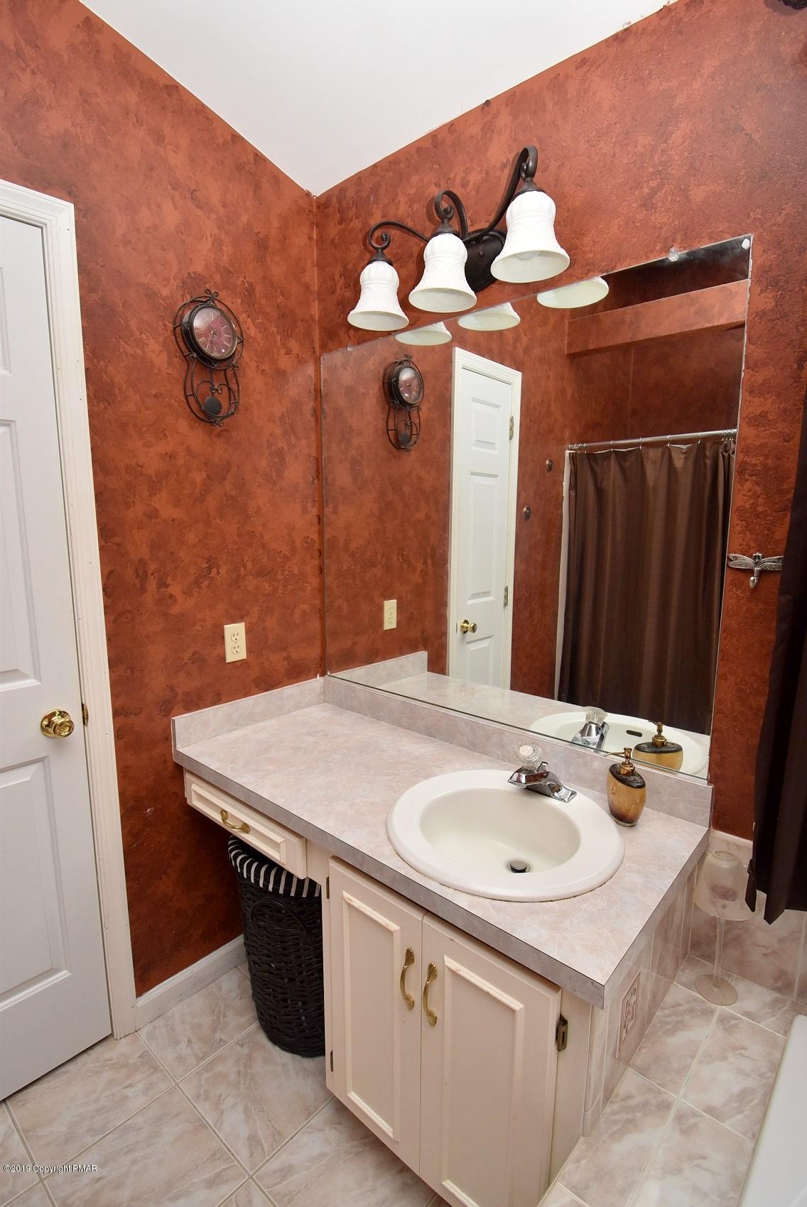 2390 Mountain Road Stroudsburg, PA 18360 - Photo 45 of 78 10 Master Bathroom (6)
