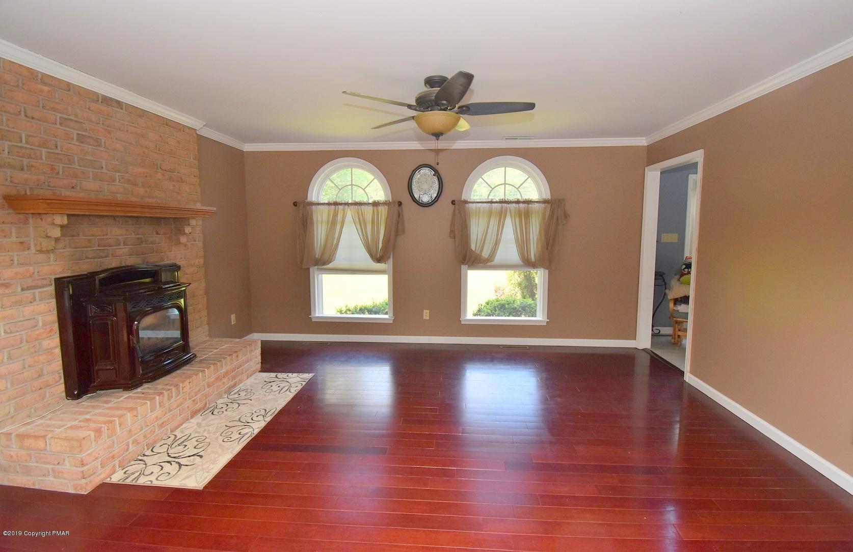 2390 Mountain Road Stroudsburg, PA 18360 - Photo 9 of 78 4 Living Room (7)