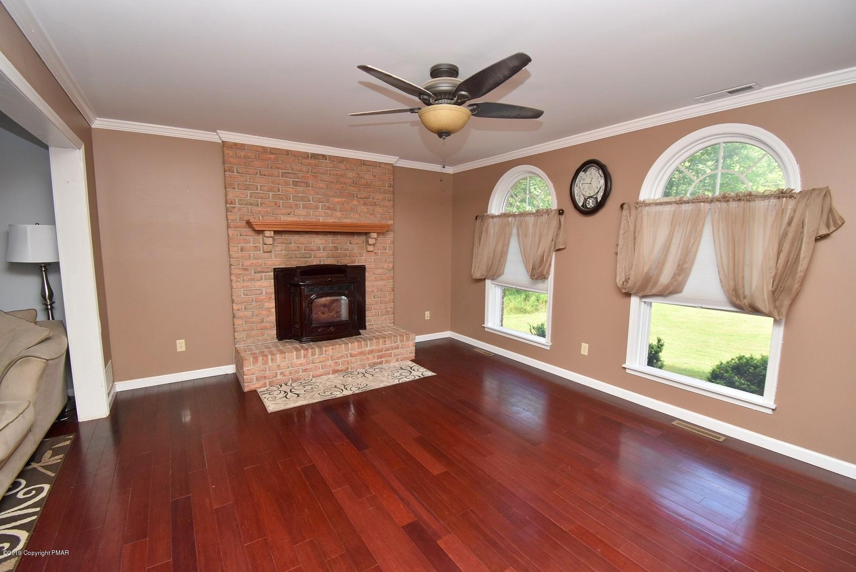 2390 Mountain Road Stroudsburg, PA 18360 - Photo 10 of 78 4 Living Room (5)