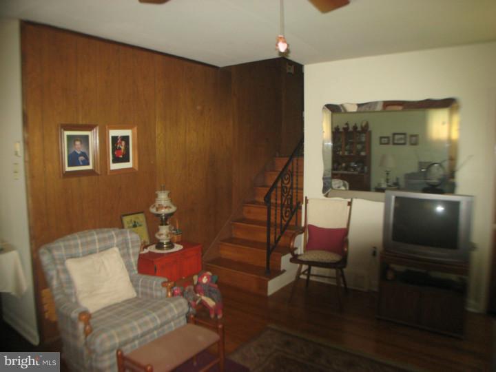 536 Midtown Road Chalfont, PA 18914 - Photo 4 of 23 Living Room