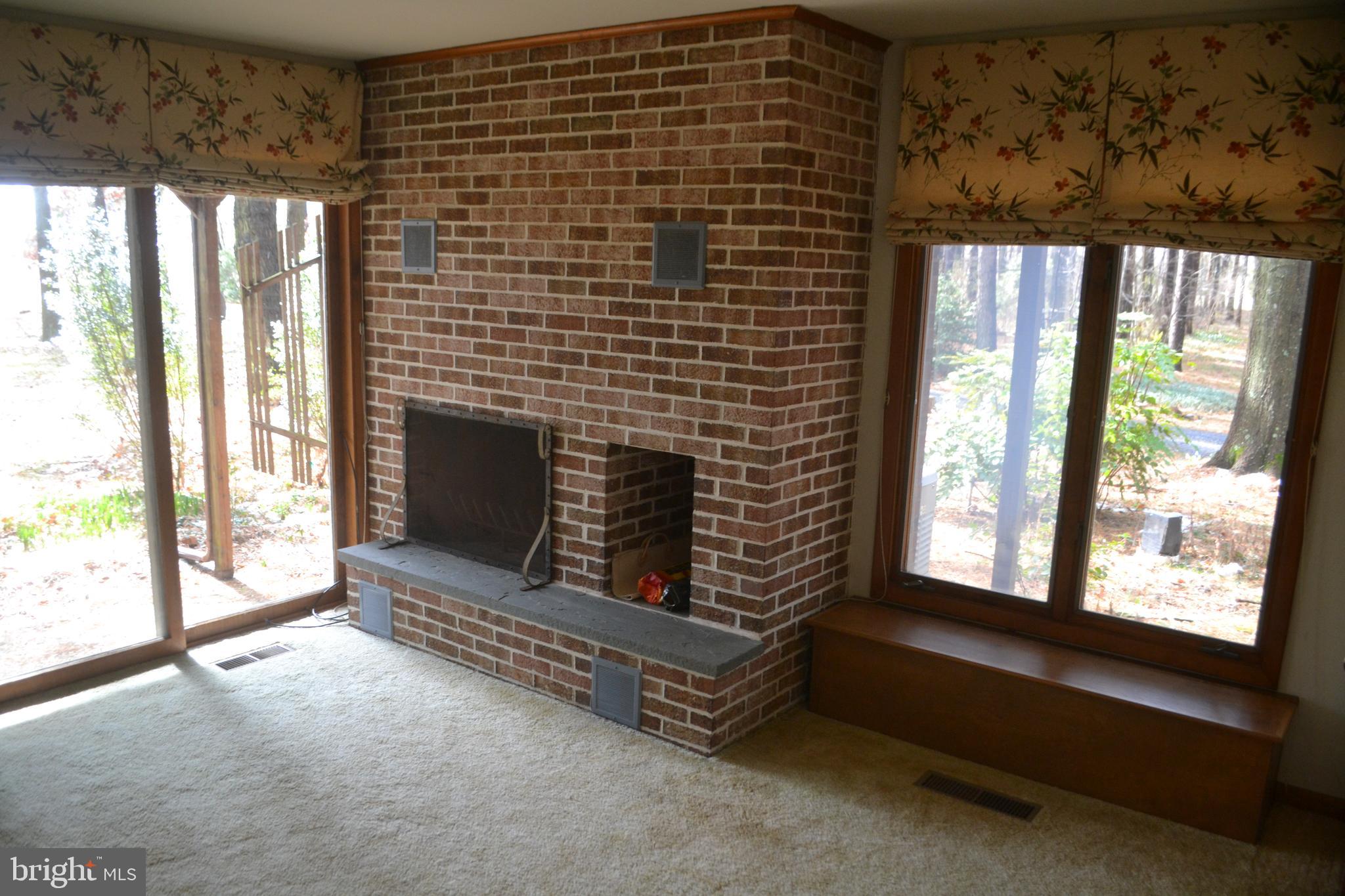 7223 Drum Point Road St. Michaels, MD 21663 - Photo 19 of 38 a living room with windows