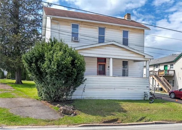 a view of a house with a yard