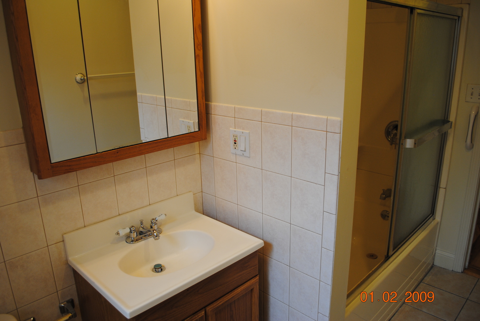 7635 South Yates Boulevard Chicago, IL 60649 - Photo 14 of 17 a bathroom with a sink and mirror