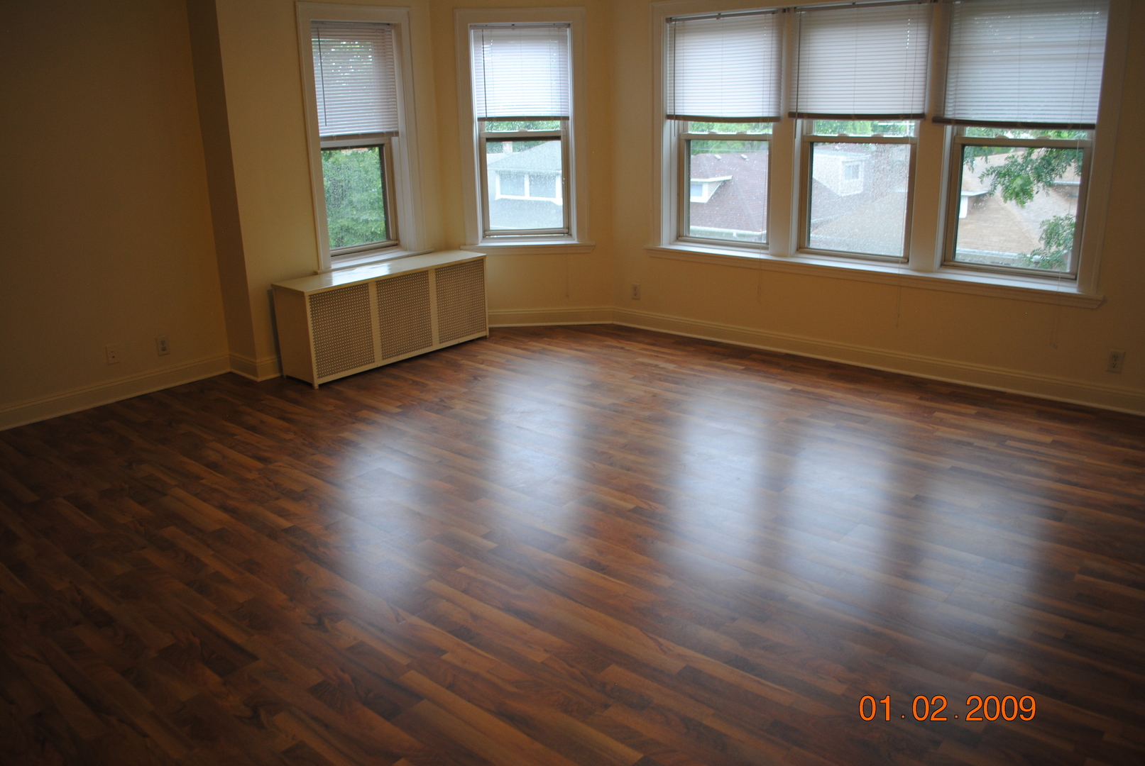 7635 South Yates Boulevard Chicago, IL 60649 - Photo 6 of 17 an empty room with wooden floor and windows
