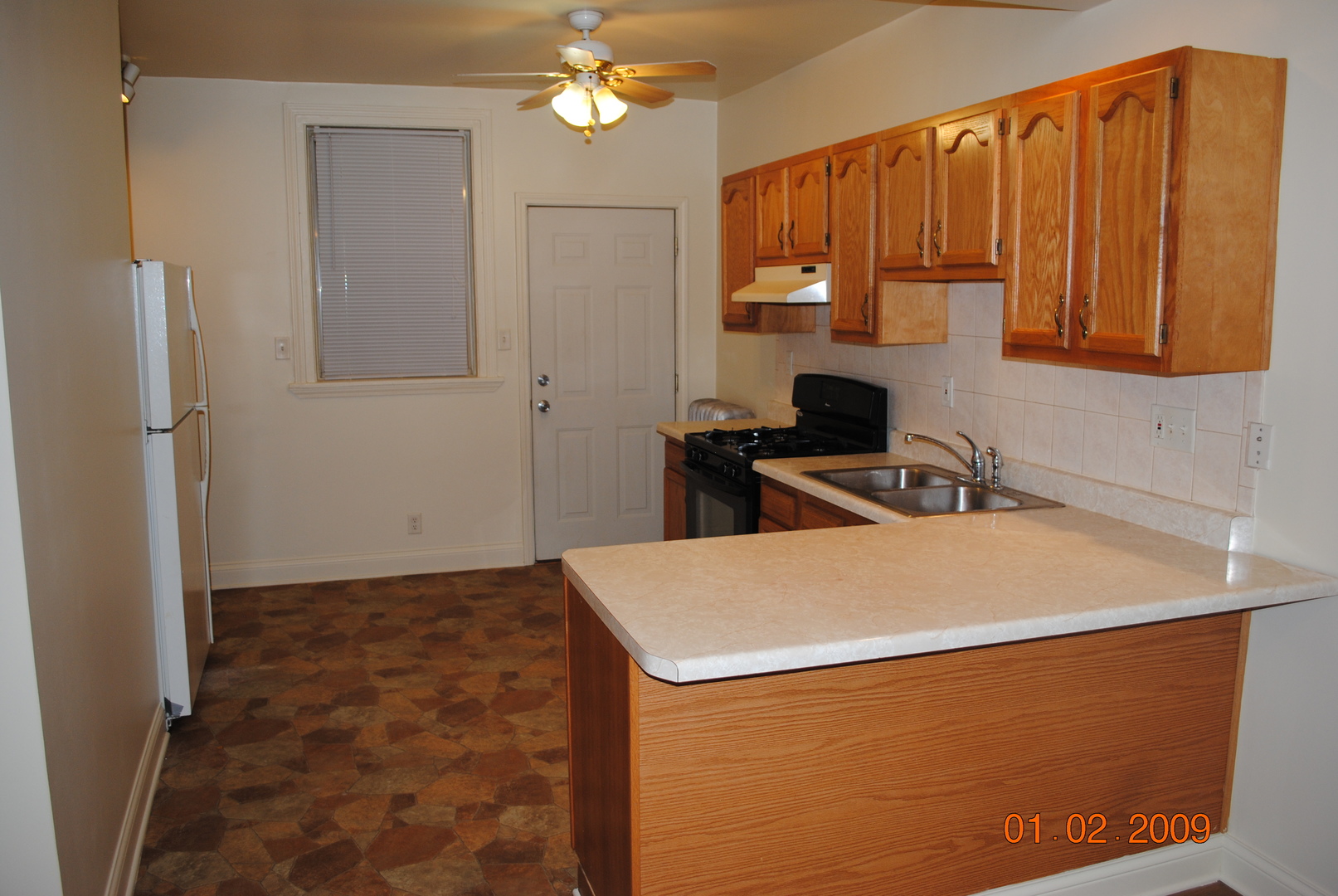 7635 South Yates Boulevard Chicago, IL 60649 - Photo 7 of 17 a room with a table and chairs