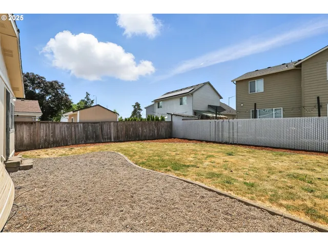 a view of a backyard