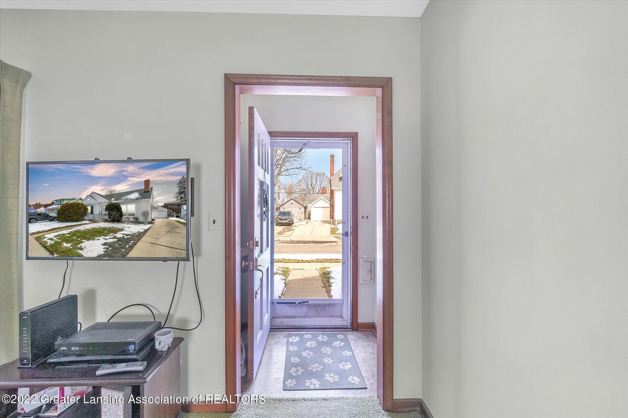 319 Kensington Road Lansing, MI 48910 - Photo 6 of 36 06-319-Kensington-RdWindowStill-Real-Est
