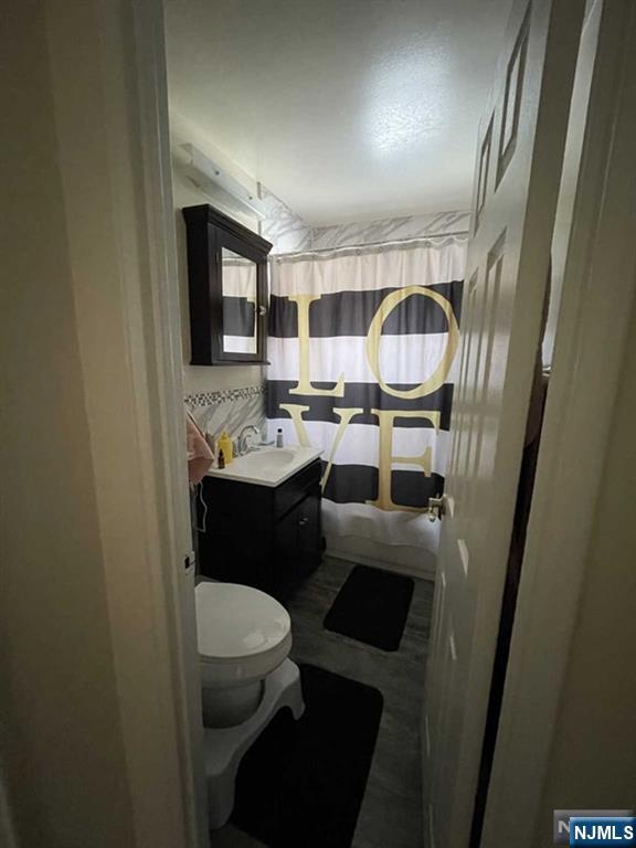 280-320 Oak Street, Unit 320C Ridgewood, NJ 07450 - Photo 17 of 25 a bathroom with a toilet a sink and mirror