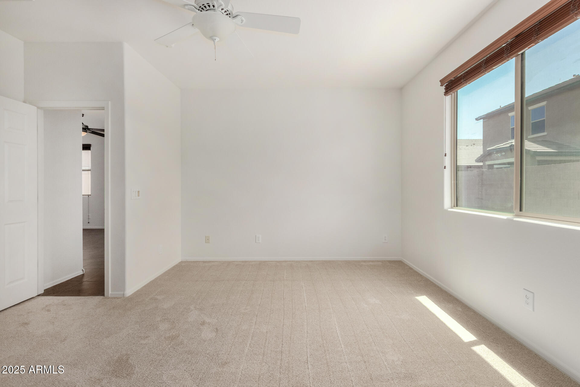 3313 West Gran Paradiso Drive Phoenix, AZ 85086 - Photo 14 of 31 an empty room with a window