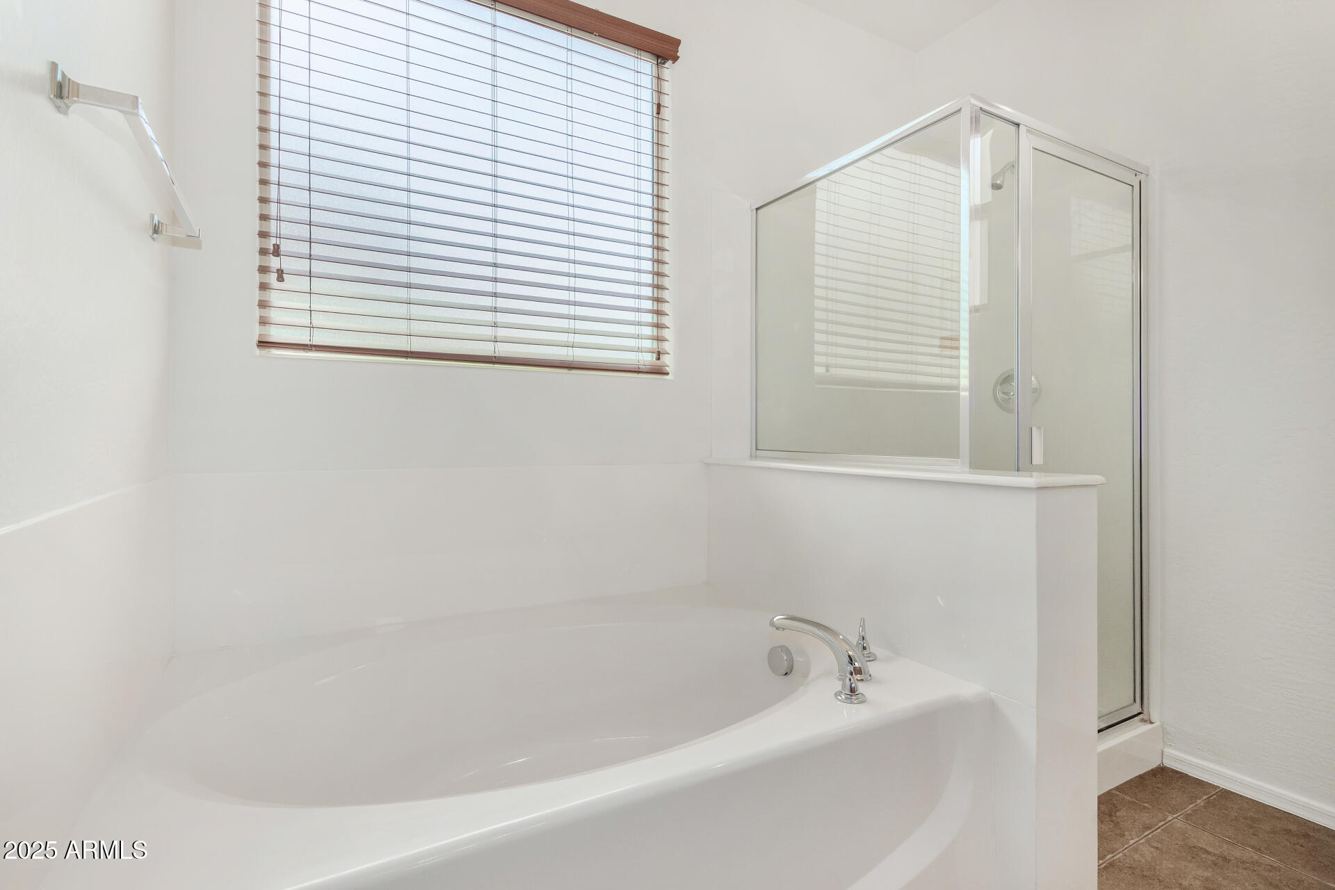 3313 West Gran Paradiso Drive Phoenix, AZ 85086 - Photo 18 of 31 a white bath tub sitting next to a window