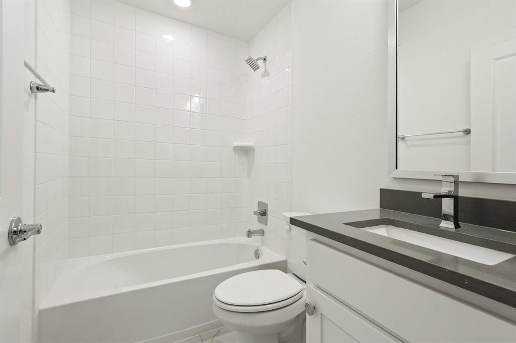 8513 Del Rio Trail Wylie, TX 75098 - Photo 20 of 33 a bathroom with a sink a toilet and a bathtub