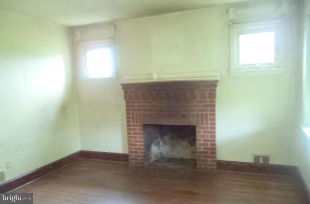 7810 Malcolm Road Clinton, MD 20735 - Photo 4 of 14 Living Room