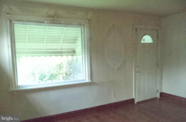 7810 Malcolm Road Clinton, MD 20735 - Photo 5 of 14 Living Room