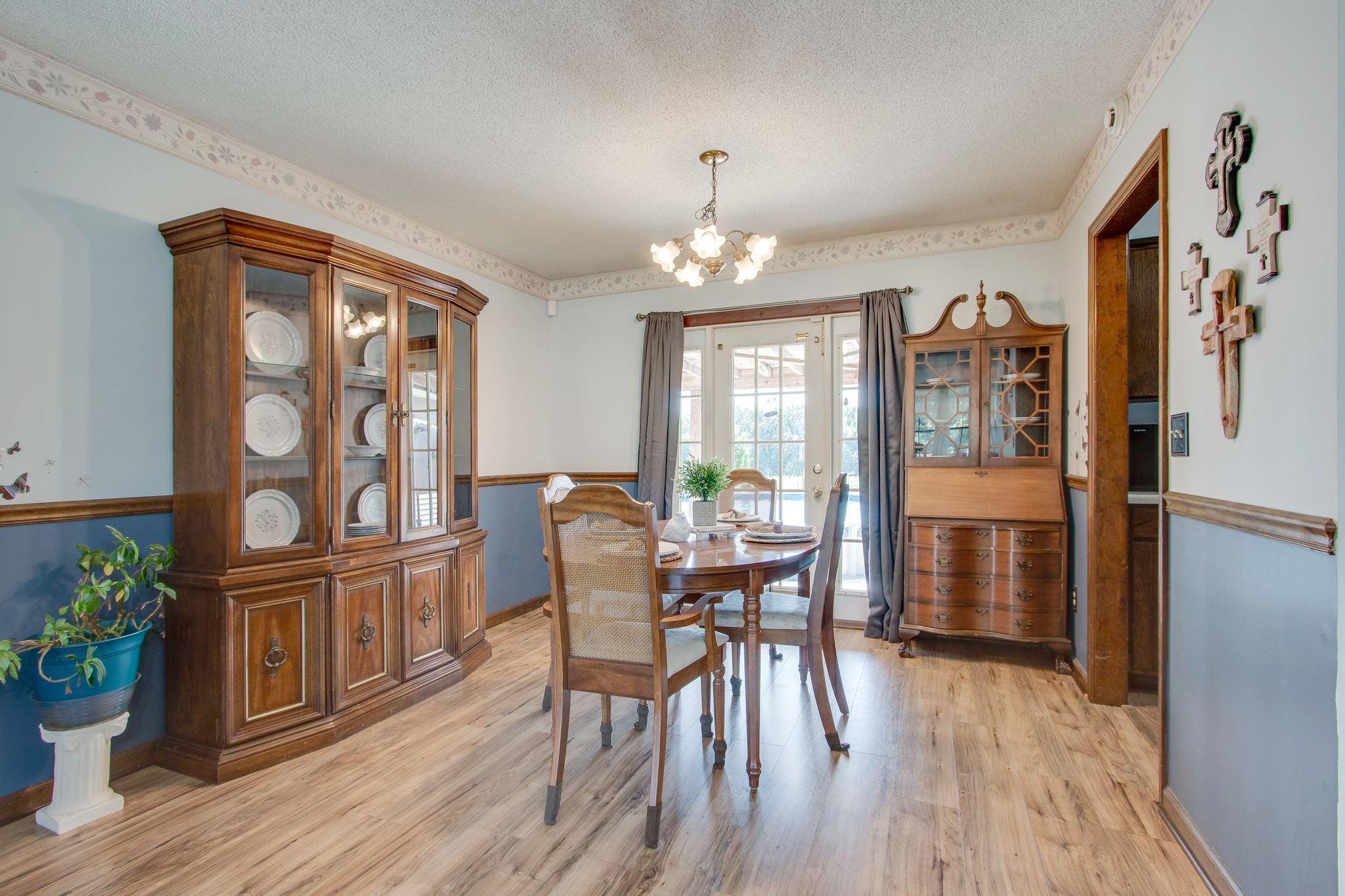 207 Eaton Heights Manchester, TN 37355 - Photo 10 of 37 a view of a dining room with furniture window and wooden floor