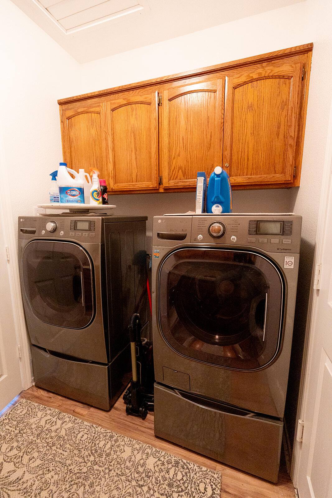 3363 Lawrence Road Redding, CA 96002 - Photo 14 of 33 a utility room with dryer and washer