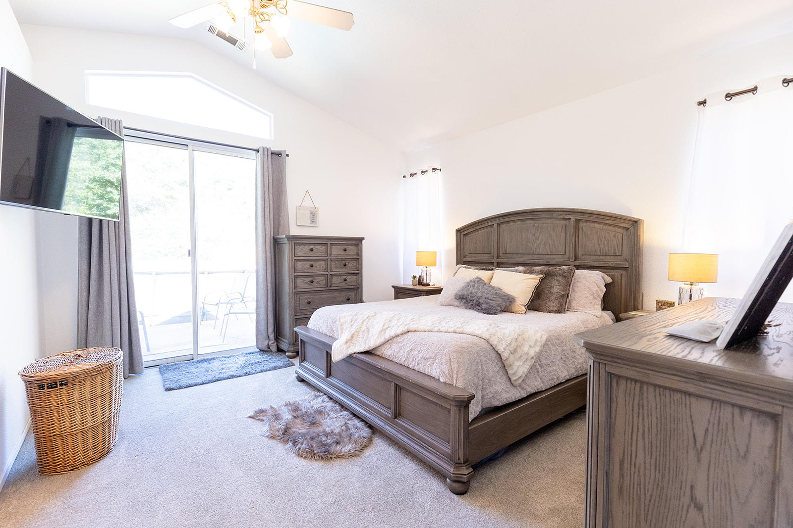 3363 Lawrence Road Redding, CA 96002 - Photo 16 of 33 a bedroom with a bed and window