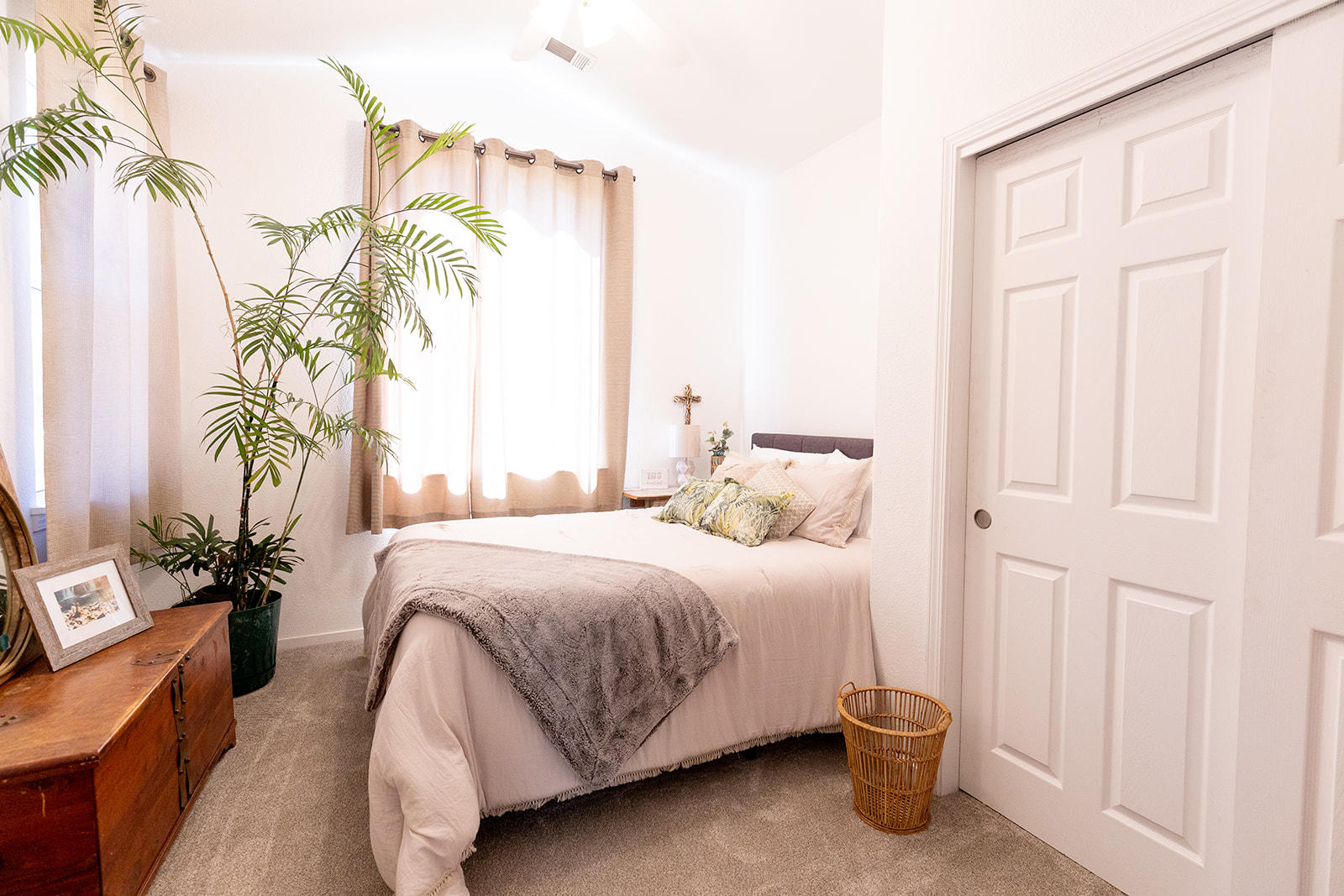 3363 Lawrence Road Redding, CA 96002 - Photo 24 of 33 a bedroom with a bed lamp and a large closet