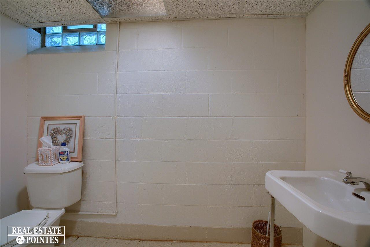 1680 Oxford Road Grosse Pointe Woods, MI 48236 - Photo 22 of 30