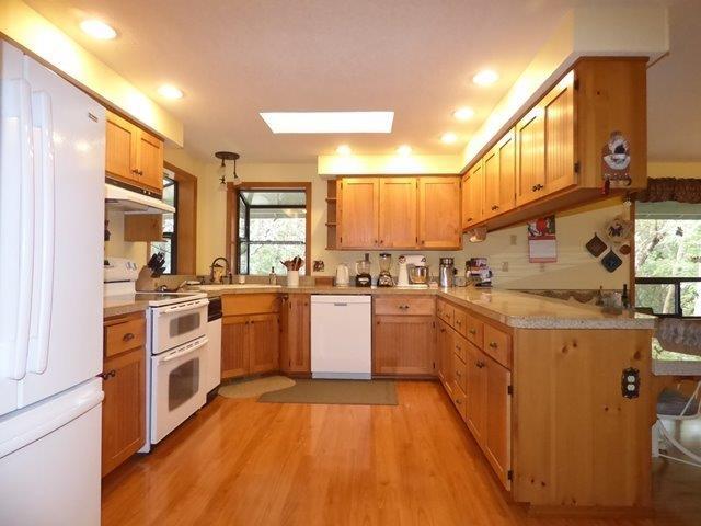 Wood laminate floors, double oven on sto