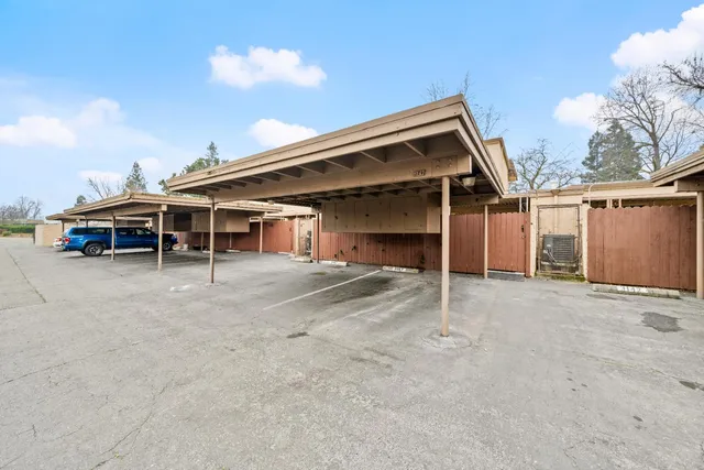 a picture of a table and chairs