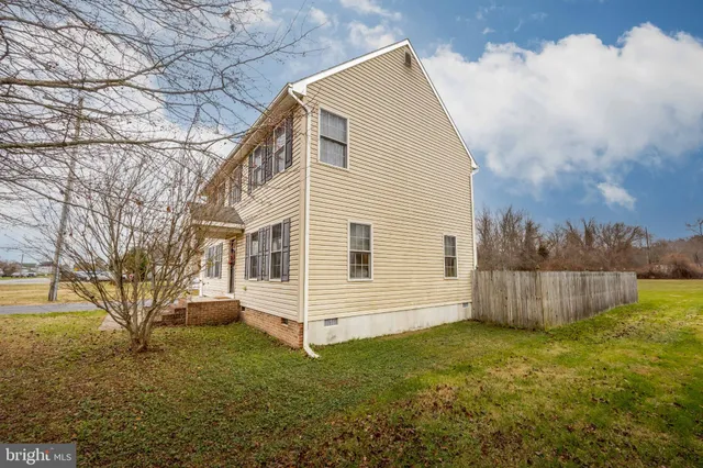 a view of a small house with a yard