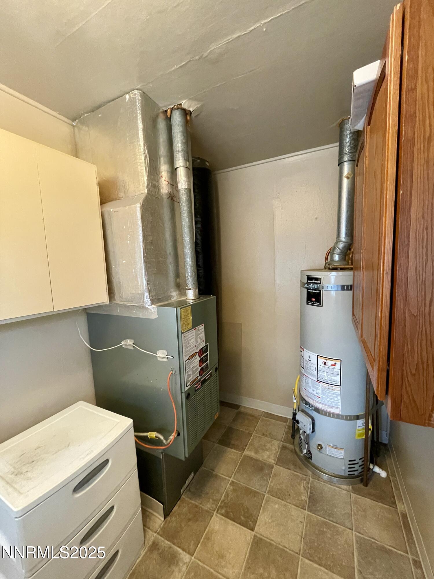 77 Lay Street Winnemucca, NV 89445 - Photo 16 of 28 a utility room with dryer and washer