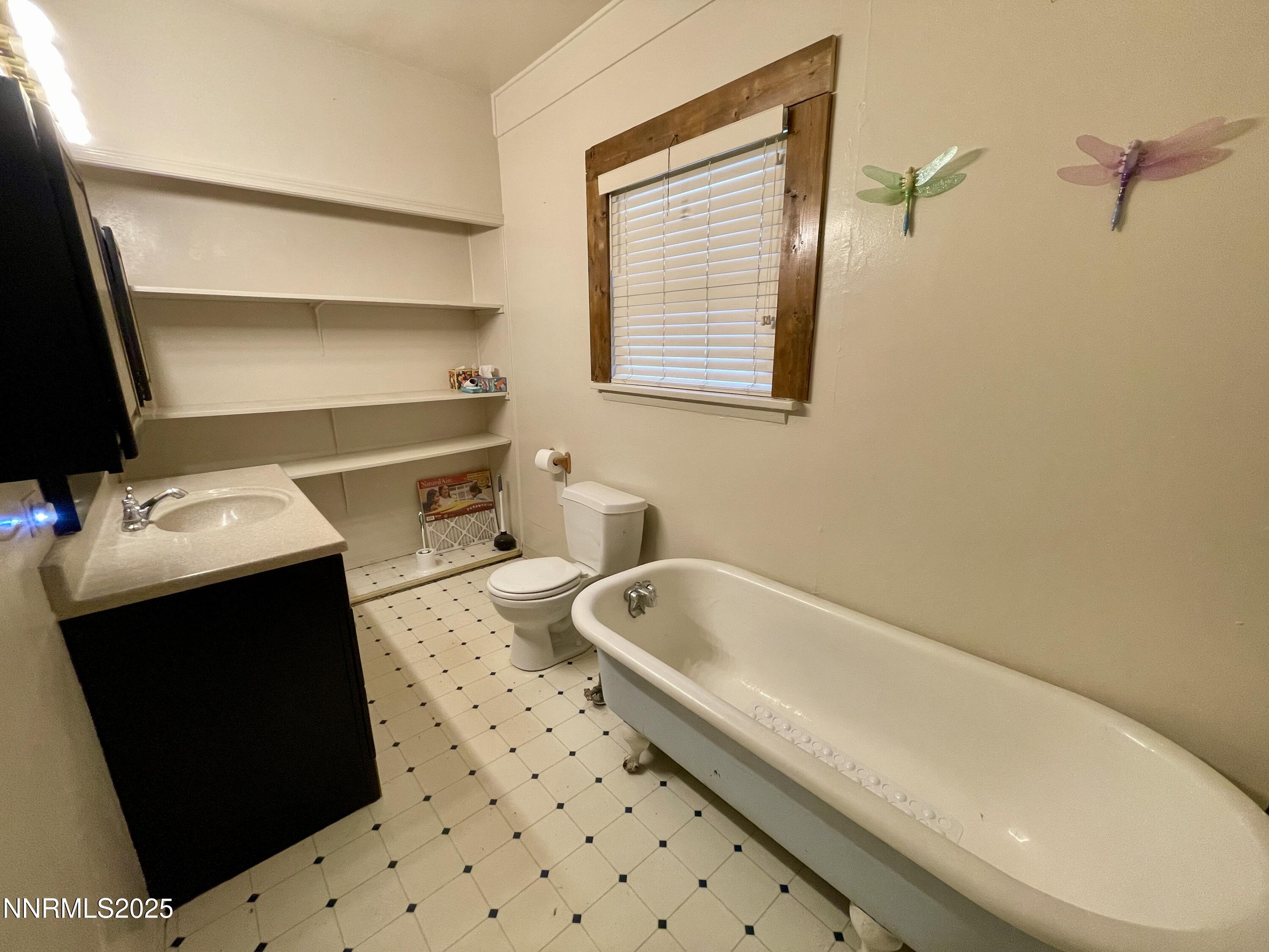 77 Lay Street Winnemucca, NV 89445 - Photo 17 of 28 a bathroom with a sink a toilet and a bathtub