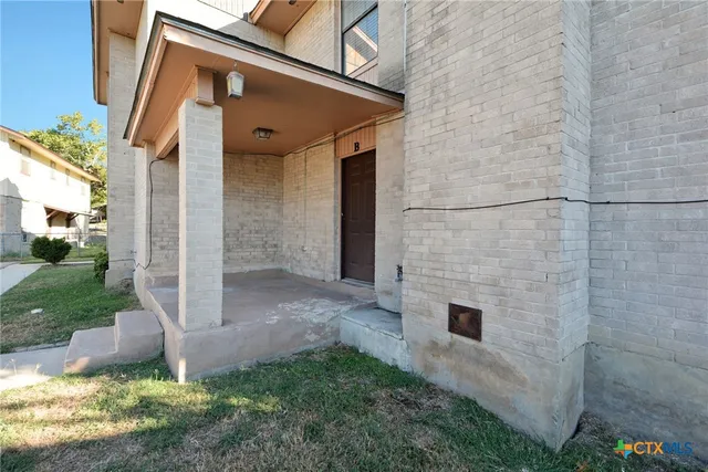 a view of a back yard