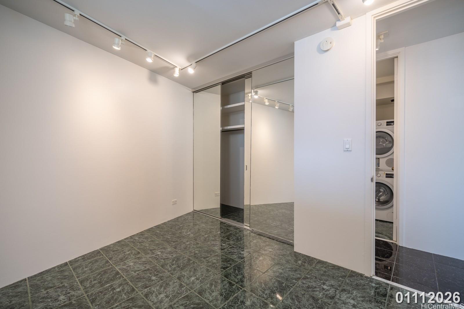 469 Ena Road, Unit 2903 Honolulu, HI 96815 - Photo 11 of 25 a view of entryway