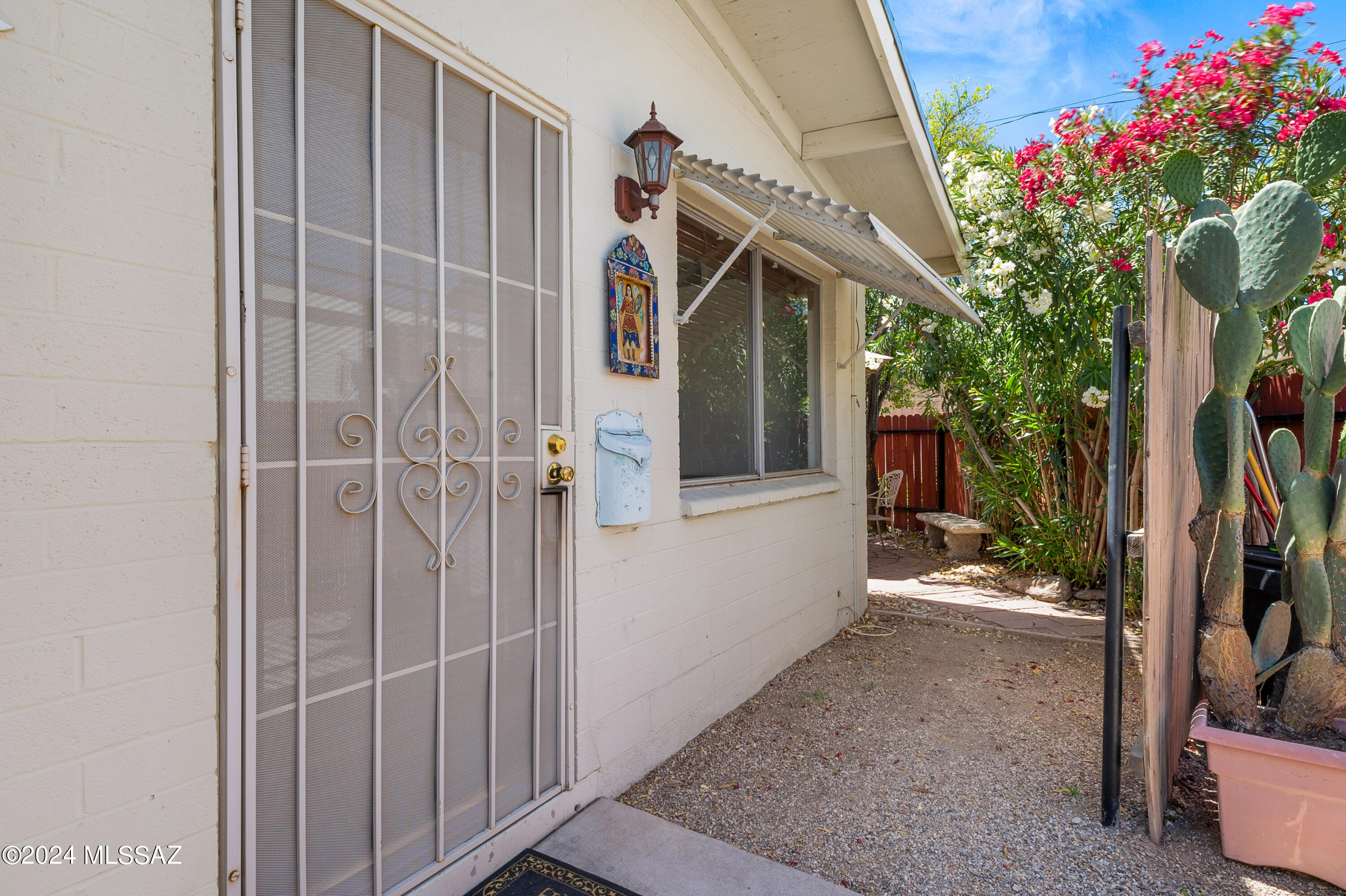 492 North Silverbell Road, Unit 492A Tucson, AZ 85745 - Photo 3 of 27