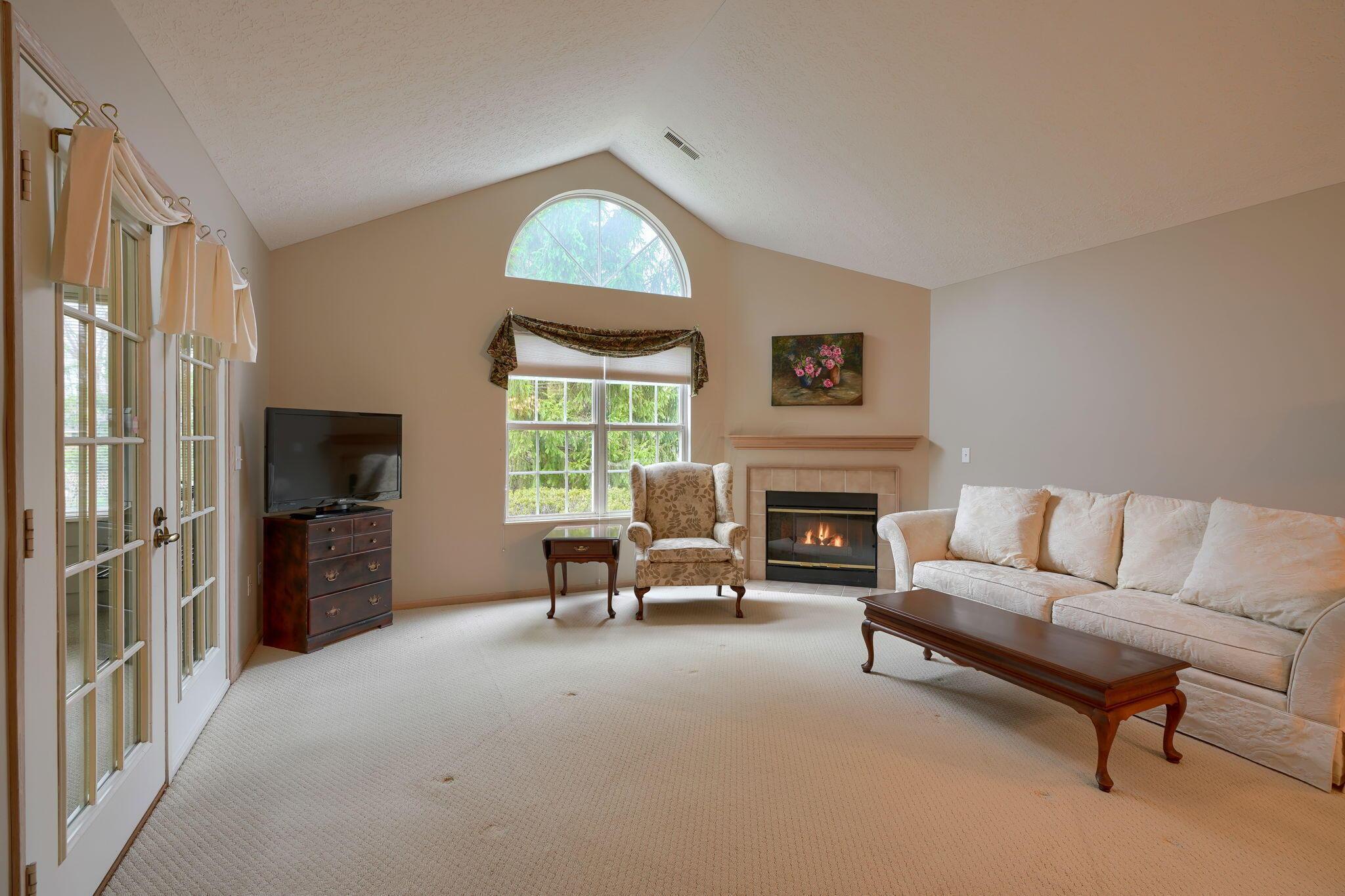 830 Windward Way, Unit 1 Columbus, OH 43230 - Photo 8 of 30 Living room