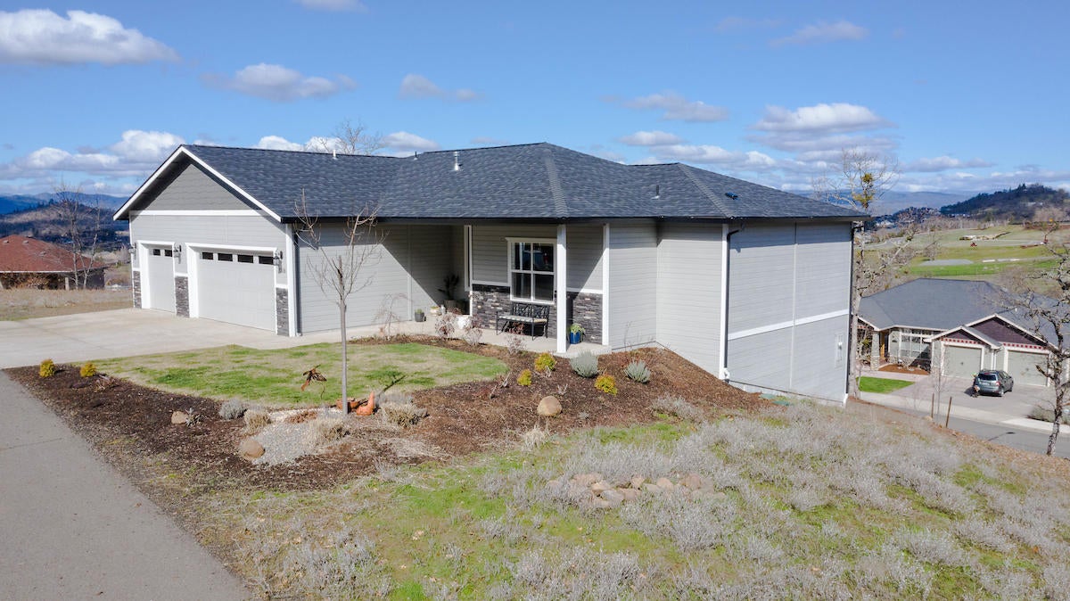 1318 Poppy Ridge Drive Eagle Point, OR 97524 - Photo 2 of 35 2