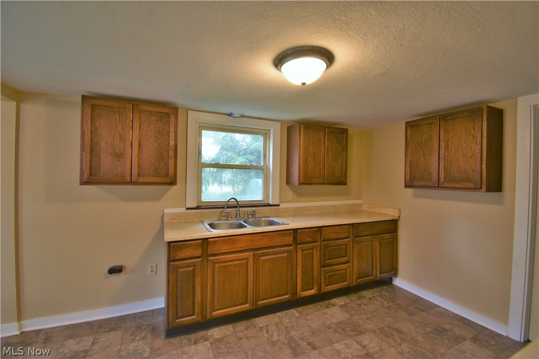 1482 Hubbard Road Hubbard, OH 44425 - Photo 9 of 19 Gallery Image 9