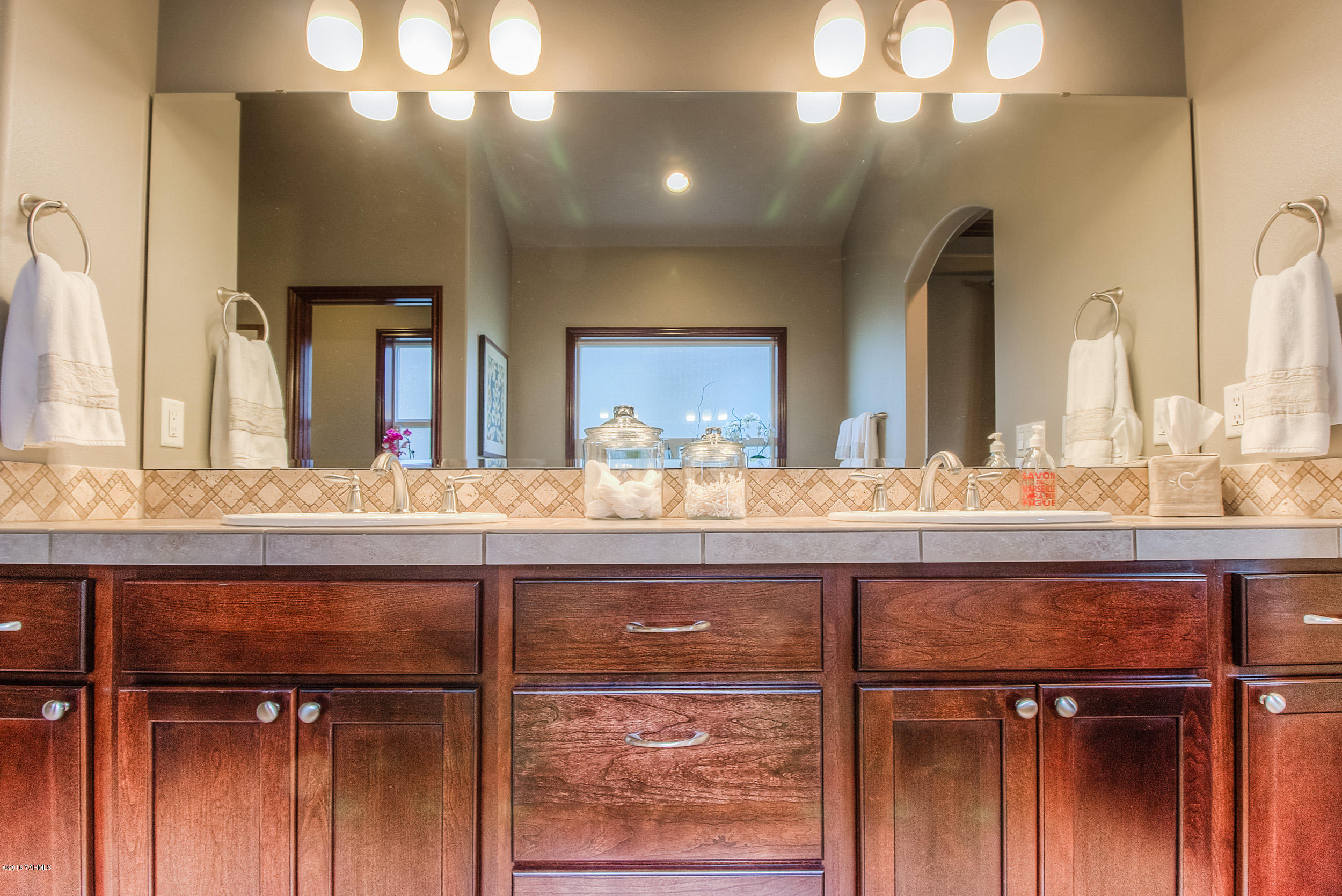 8970 Coolidge Road Yakima, WA 98903 - Photo 11 of 60 a bathroom with a sink and a mirror