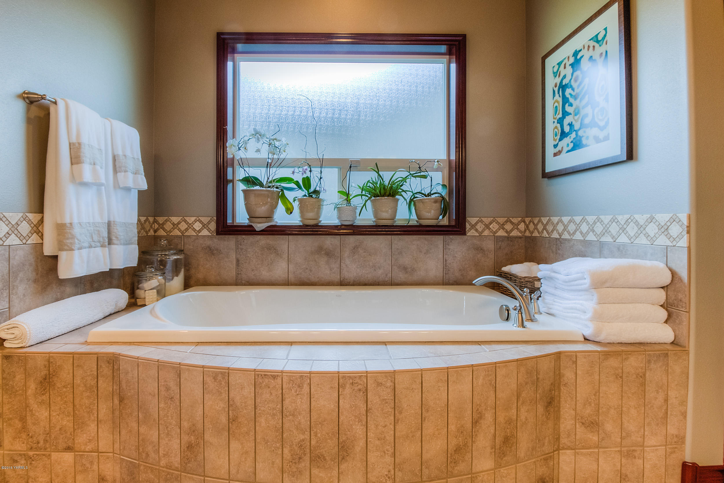 8970 Coolidge Road Yakima, WA 98903 - Photo 12 of 60 a close up of a bathtub