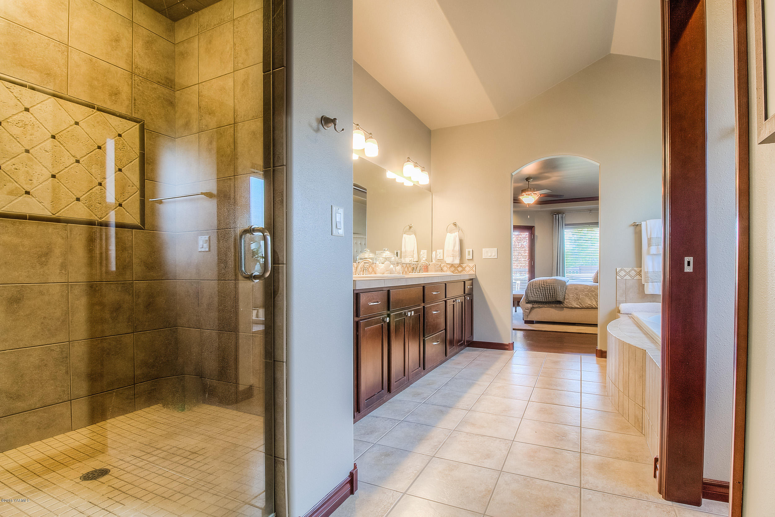 8970 Coolidge Road Yakima, WA 98903 - Photo 14 of 60 a bathroom with a tub and shower