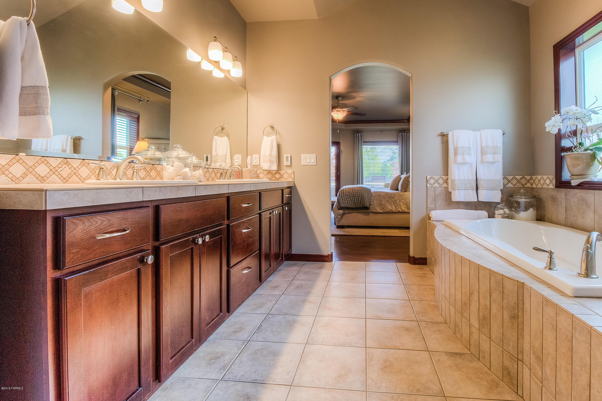 8970 Coolidge Road Yakima, WA 98903 - Photo 15 of 60 Master Suite