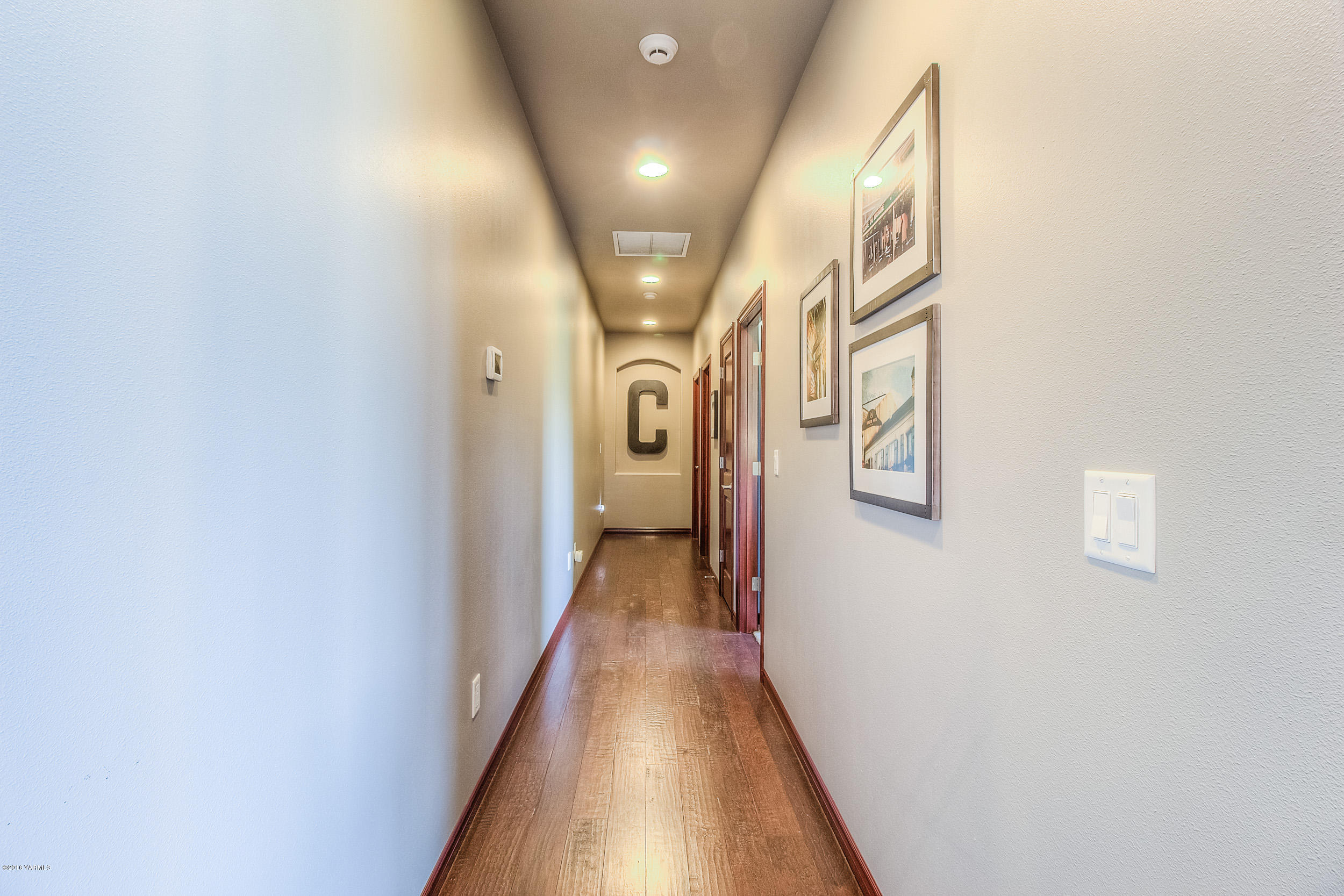 8970 Coolidge Road Yakima, WA 98903 - Photo 19 of 60 Hallway to