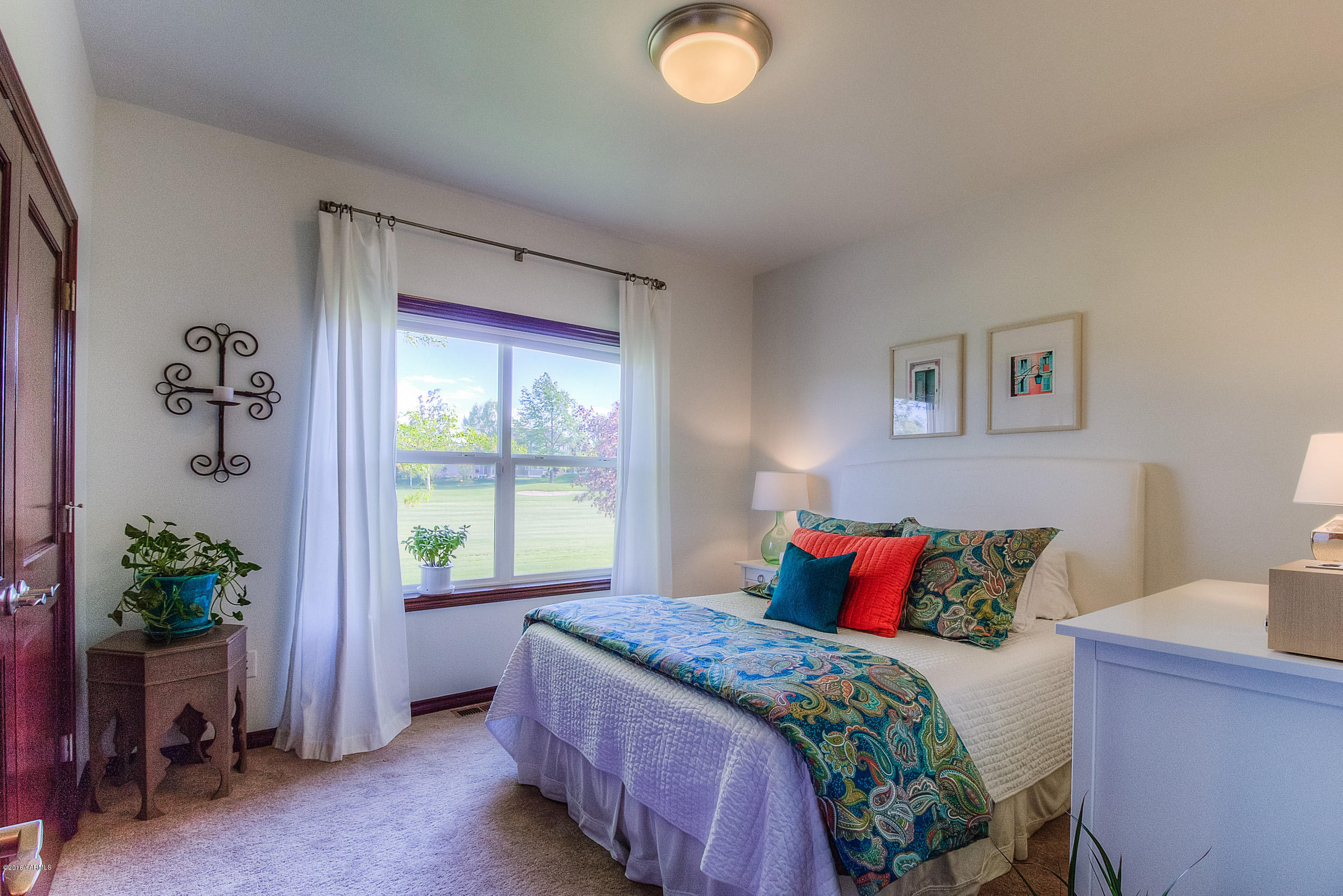 8970 Coolidge Road Yakima, WA 98903 - Photo 22 of 60 a bedroom with a bed and a window