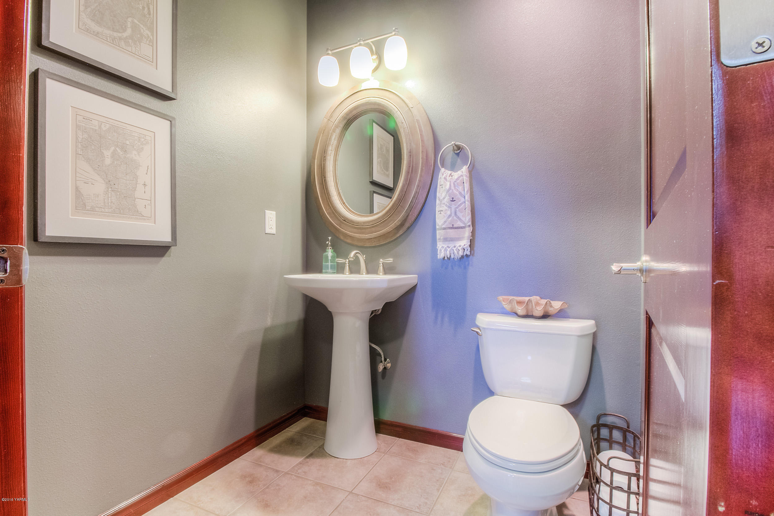 8970 Coolidge Road Yakima, WA 98903 - Photo 27 of 60 a bathroom with a toilet sink vanity and mirror