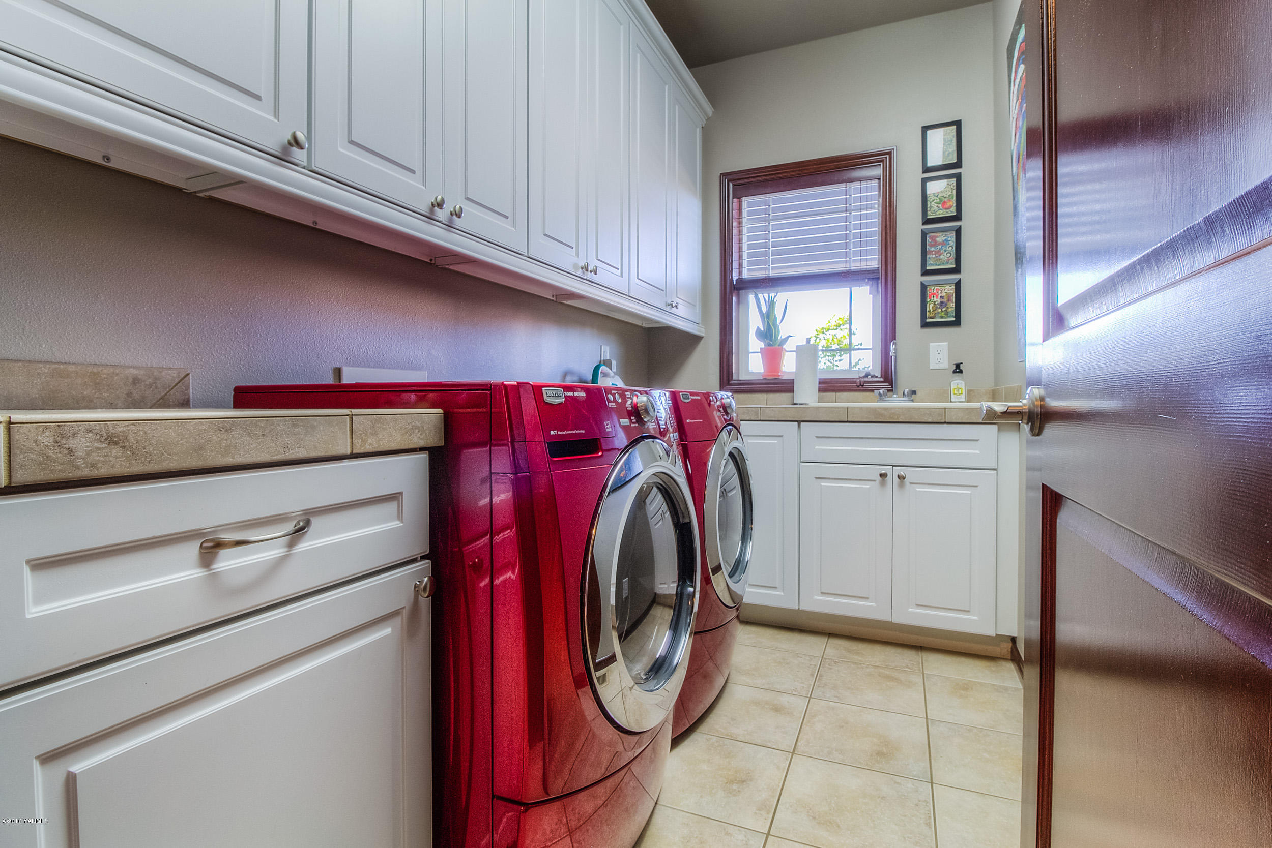 8970 Coolidge Road Yakima, WA 98903 - Photo 28 of 60 a utility room with dryer and washer
