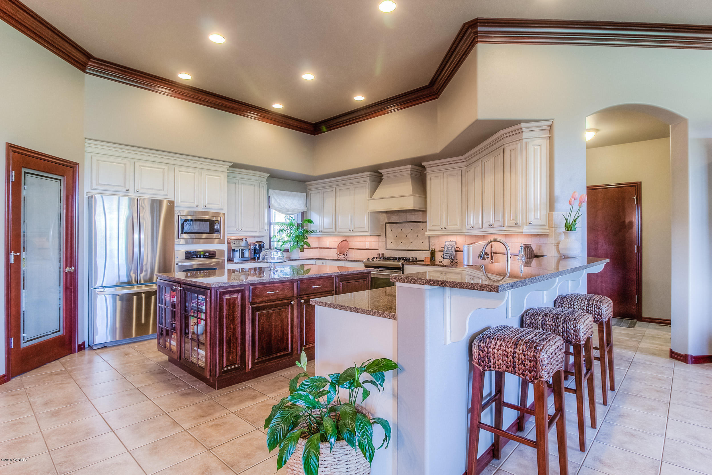 8970 Coolidge Road Yakima, WA 98903 - Photo 32 of 60 a kitchen with stainless steel appliances a table and chairs in it